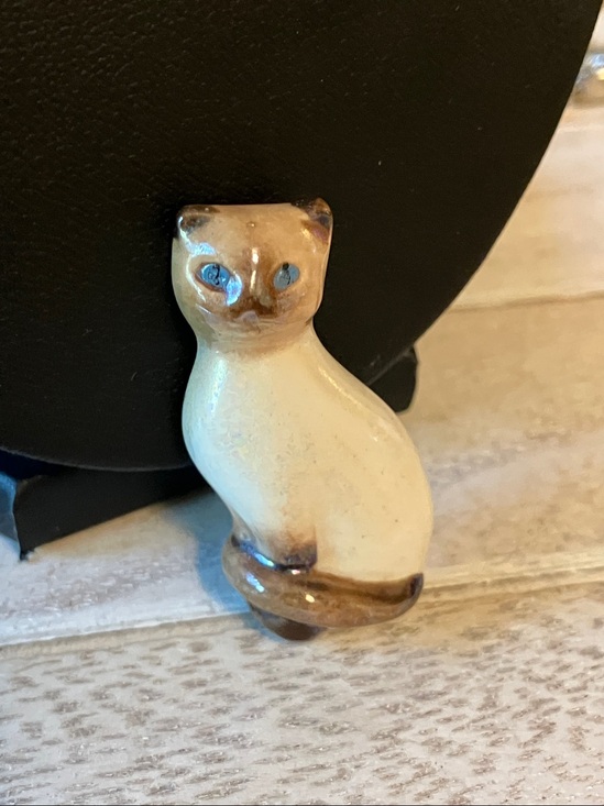 Avon Jewelry - 🌸Vintage Avon Porcelain Siamese Cat Brooch